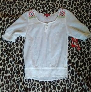 Hot Kiss white blouse w/Aztec/tribal design sz S